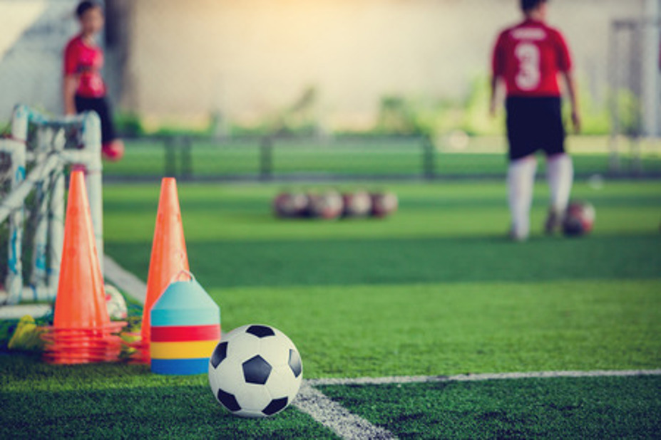 117341217 Bola De Futebol E Equipamento De Treinamento De Futebol Em Grama Artificial Verde Com Borrão De[1]