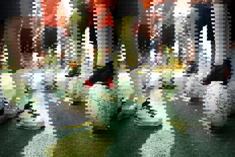Treinador De Futebol Ensinando Seus Alunos 23 2149707967[1]